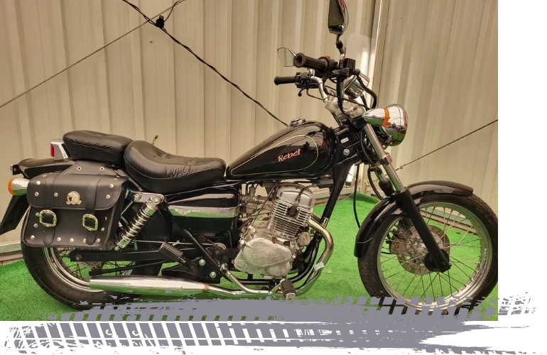 czarny motocykl Honda