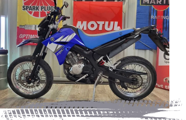 niebiesko czarny motocykl Yamaha